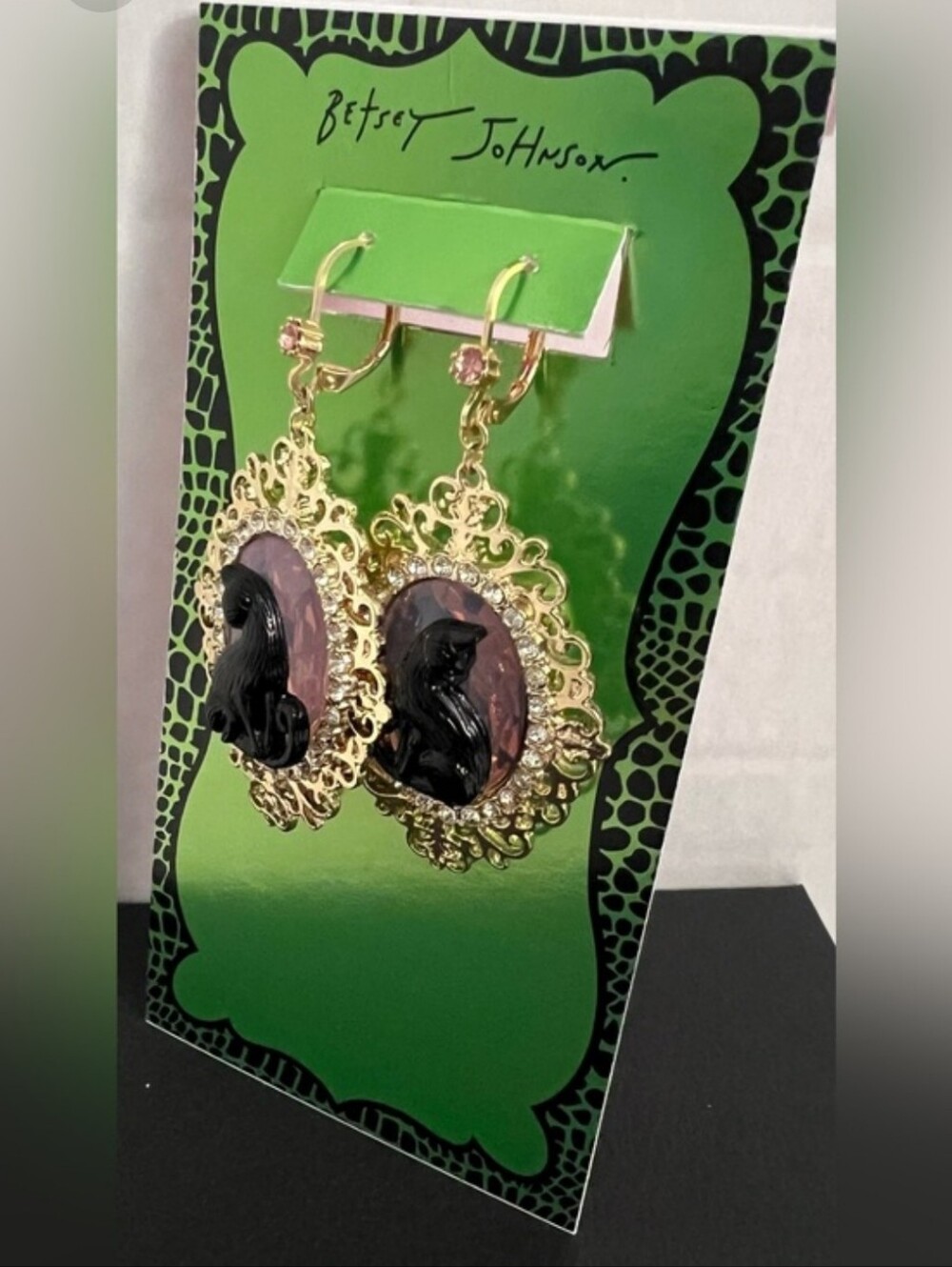 ✨️🐈⬛NWT Betsey Johnson✨️ Gold and Black Cameo🐈⬛ Cat Filigree Drop Earrings - Picture 5 of 6